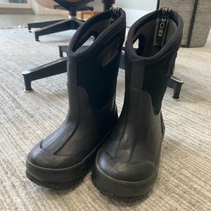 Black Bogs boot size infant / toddler 8